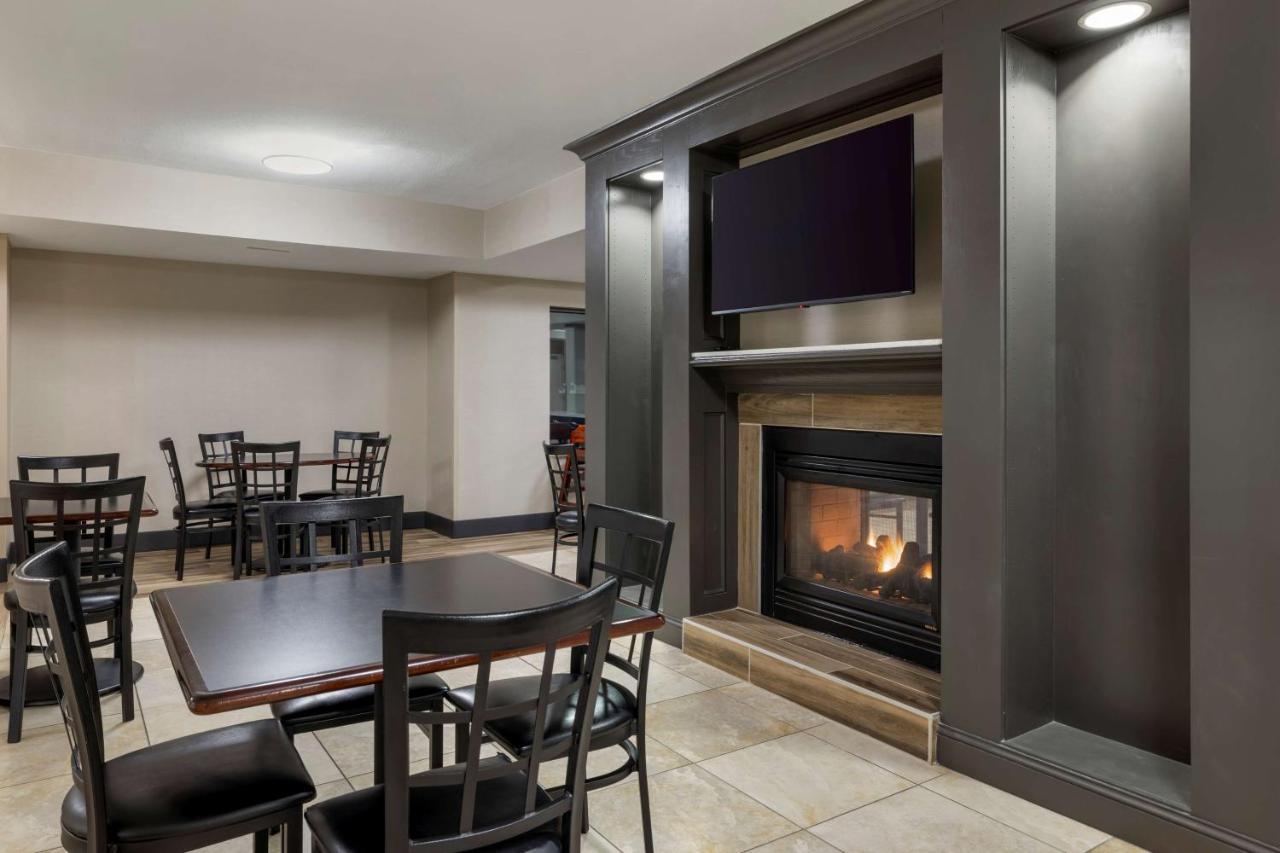 Best Western Watertown Inn & Suites Exteriör bild