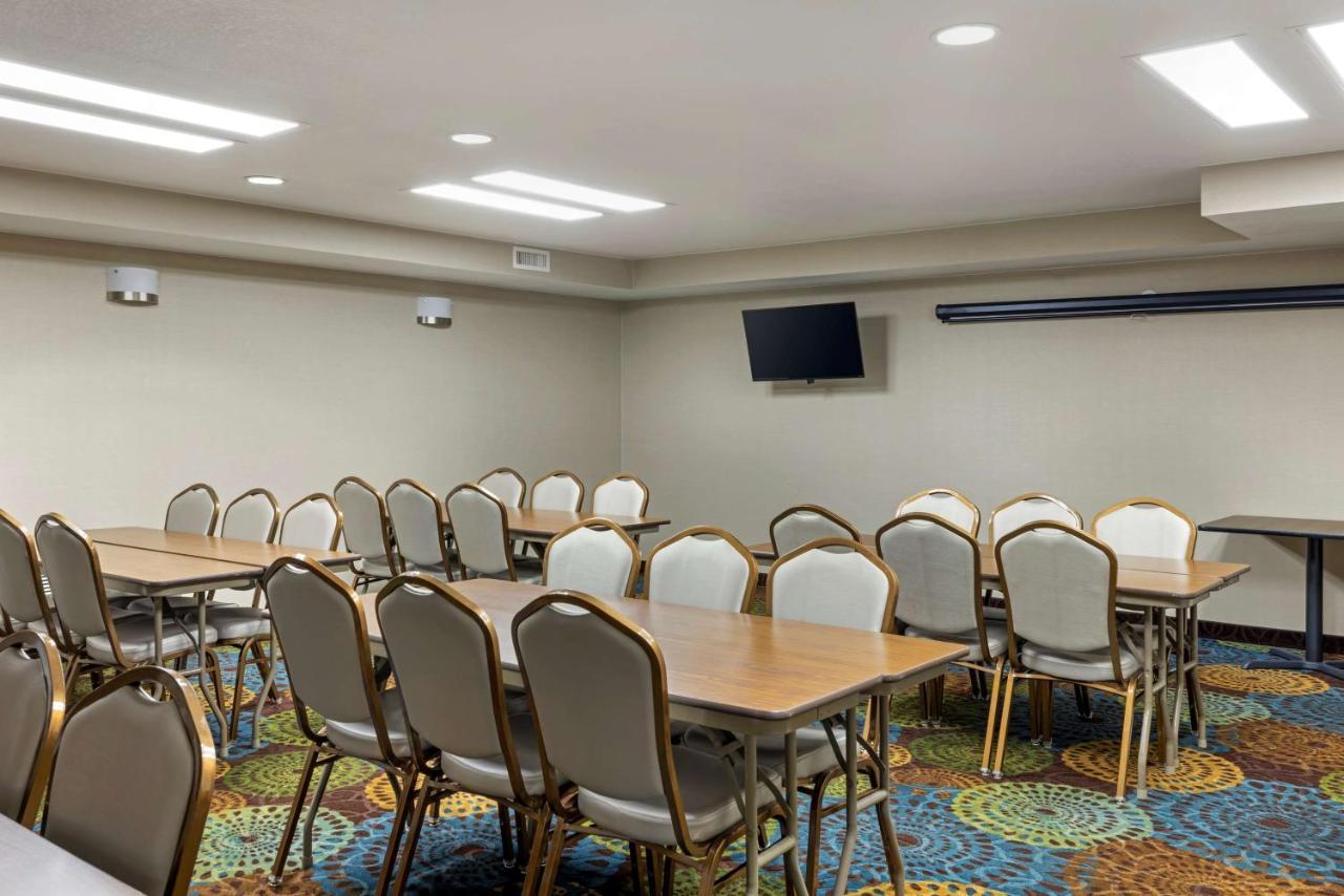 Best Western Watertown Inn & Suites Exteriör bild