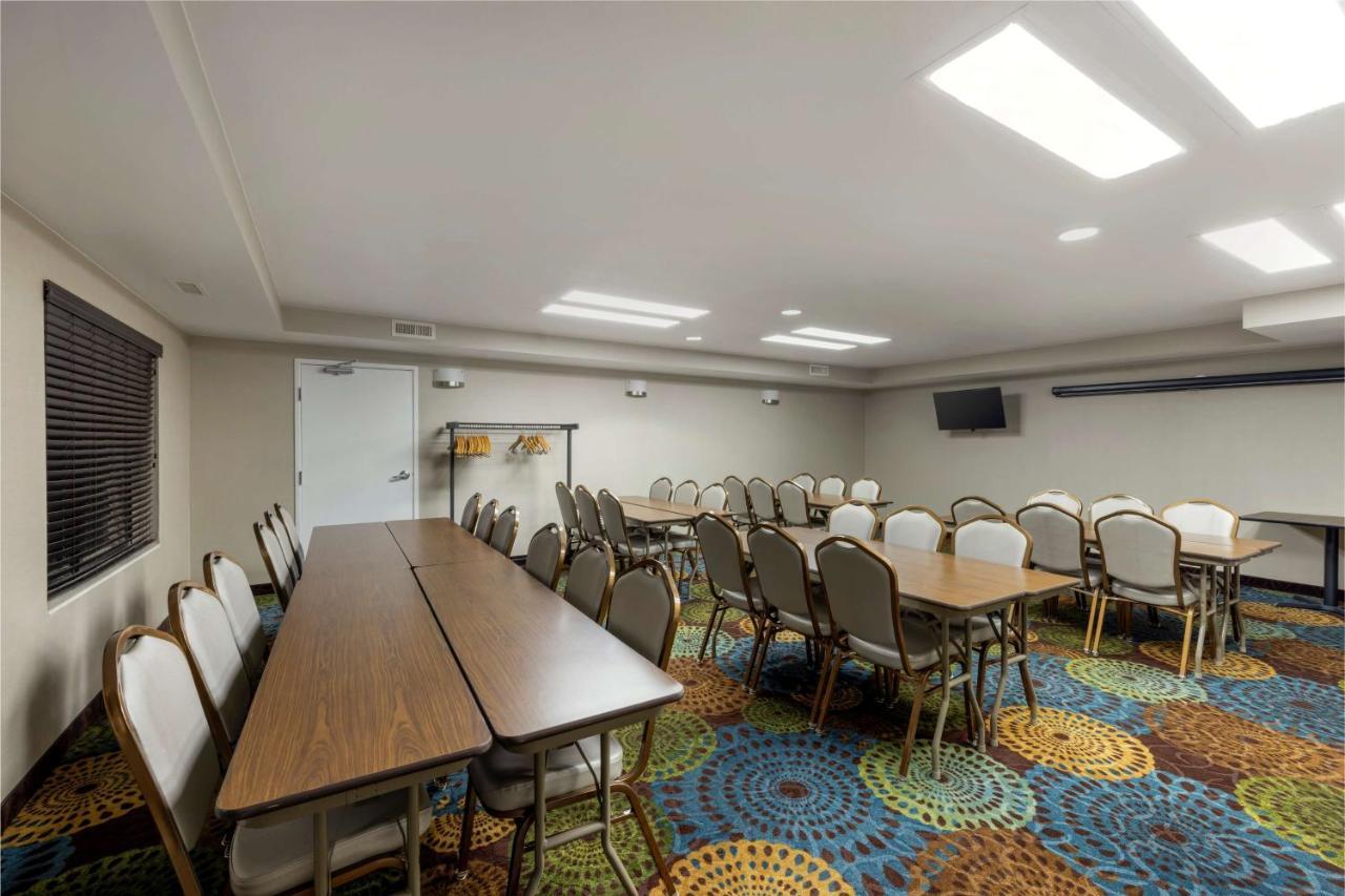 Best Western Watertown Inn & Suites Exteriör bild